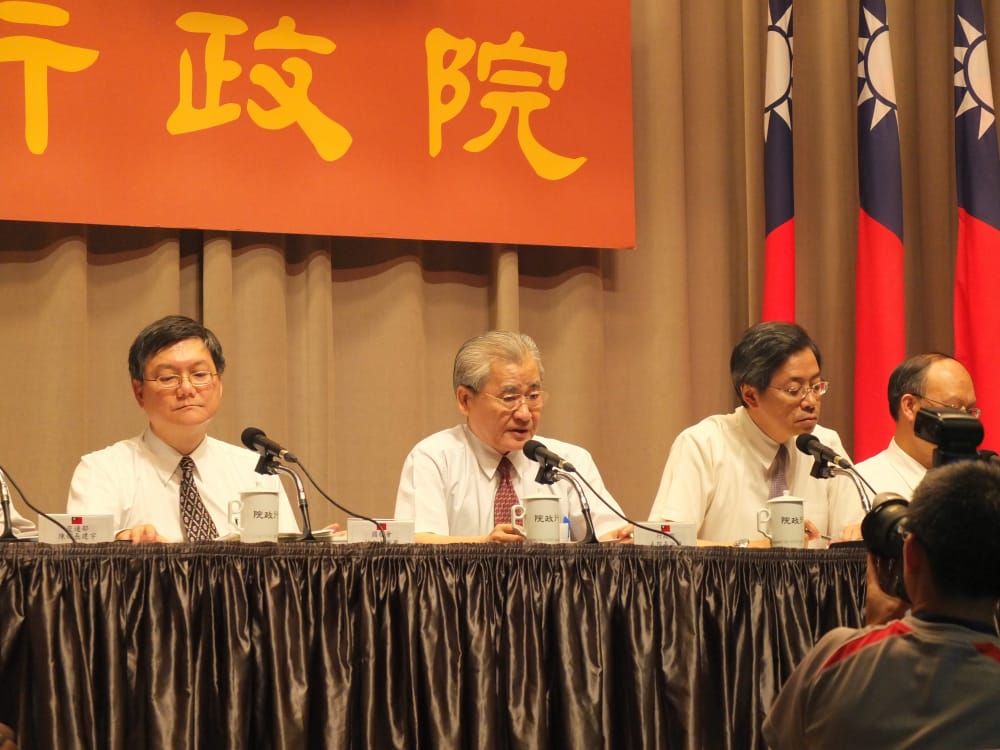 行政院長30日宣布「消費提振措施」，包含4大面向、8大措施。圖：翁嫆琄/攝