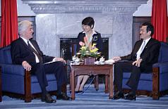 瓜地馬拉共和國新任駐華大使杜瓦德（左）6日在總統府，向總統馬英九（右）呈遞到任國書，馬英九誠摯歡迎他的到任。圖片來源：中央社