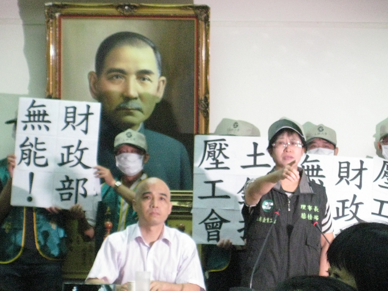全國聯合總工會與土地銀行工會今（7）日上午於立法院召開記者會，土銀公會理事長蔡桂華含淚伸出大拇指表示，昨天，是她有生以來第一次到警察局去做筆錄。圖片：徐佳宜/攝