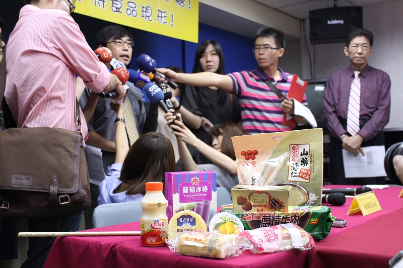 消基會抽查市面上24項商品，一一指出許多品項的成分與標示多與實際上不符，易誤導消費者，應「名實相符」，以誠信取得消費者的信賴。圖片：林佳慧/攝