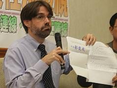 台灣民主基金會美籍國際合作組前主任唐博偉30日指控，他去年初提出申請育嬰留職停薪假，不料今年年初回到工作崗位後，卻被告知從主管職降調非主管職。圖片來源：中央社