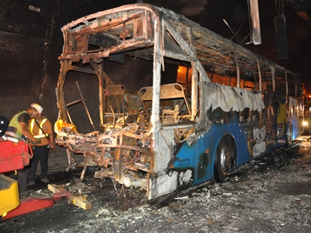 國道5號雪山隧道7日發生小客車爆胎，導致後方的首都客運追撞起火，車體全毀。圖片來源：中央社。