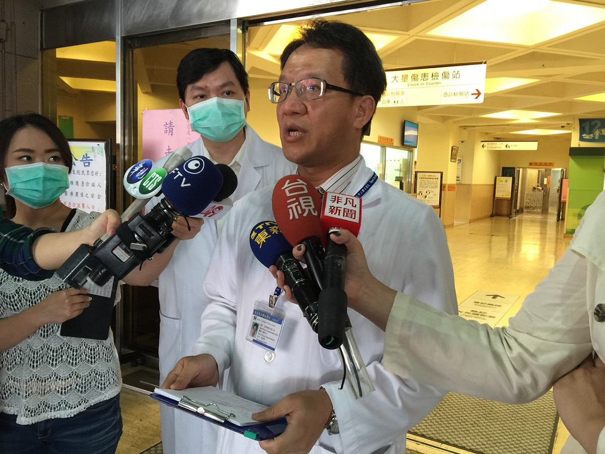 MERS疫情持續延燒，台北市立聯合醫院仁愛院區傳出有韓籍男士發燒送醫的病例。聯合醫院醫務長陳修聖9日上午表示，有一名35歲韓籍男性到院就醫，確實有發燒、喉嚨痛的症狀，但經過篩檢、詢問接觸史後，初步排除是MERS案例。圖：劉奕霆/攝