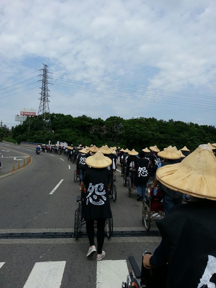全國關廠工人連線昨（5）日自勞委會出發，以步行方式前往新北市板橋、桃園地方法院遞交陳情書，總路程約41公里。圖片來源：翻攝自全國關廠工人連線臉書