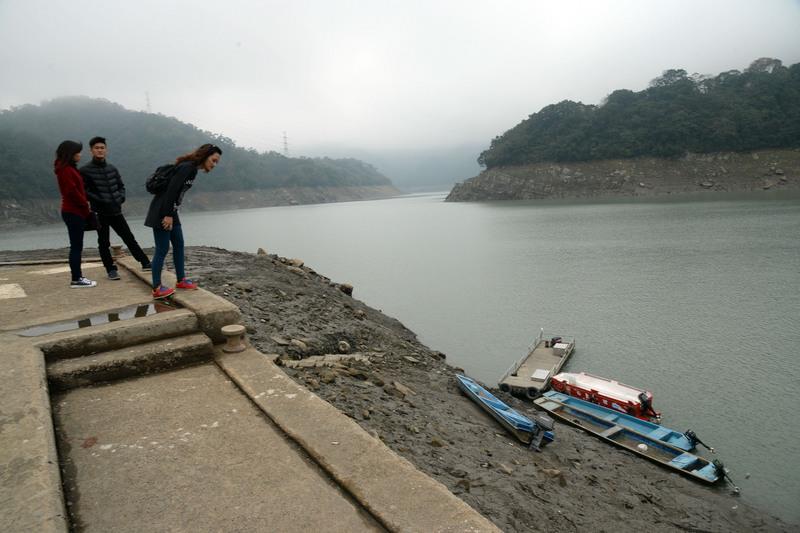 旱象未解，桃園石門水庫及苗栗永和山水庫蓄水量持續下探。圖為3月7日時，供應北部地區用水的石門水庫水位打破建壩以來歷史紀錄，水位創新低。圖：中央社資料照片