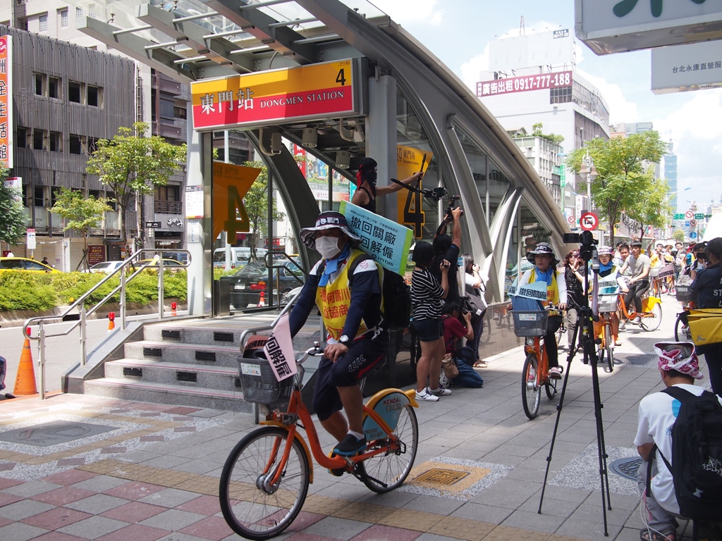 Hydis工人台灣遠征團28日下午兵分3路騎腳踏車前往永豐餘銀行的多間台北分行，展開快閃抗爭活動。圖:何星瑩/攝