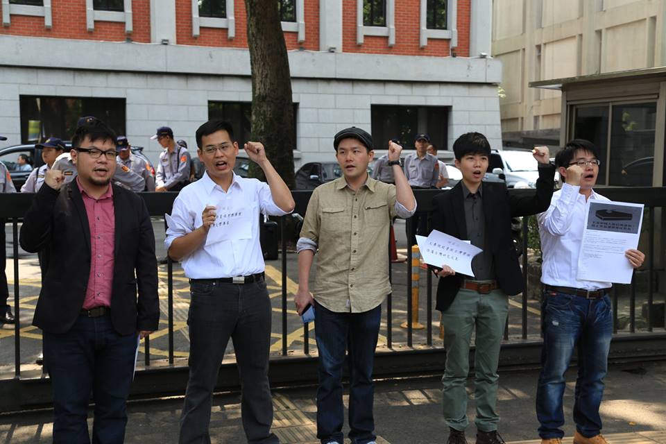 社民黨立委中正文山區參選人苗博雅（右二）、桃園區立委參選人藍士博（右一）以及作家伊格言（右三）等人27日早上在教育部門口舉行記者會批評，課綱微調精神停留在「中國天朝中心主義」。圖：林雨佑/攝