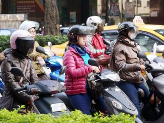 交通部今天說，未來擬將輕型機車納入考照規定，民眾可能要上駕訓班通過路考才能上路。圖：中央社資料照片。