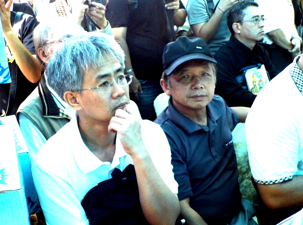廖本全教授一早就到場坐於會場一隅，眼眶含淚，默默的送戰友張森文。圖5-5：陳權欣/攝影