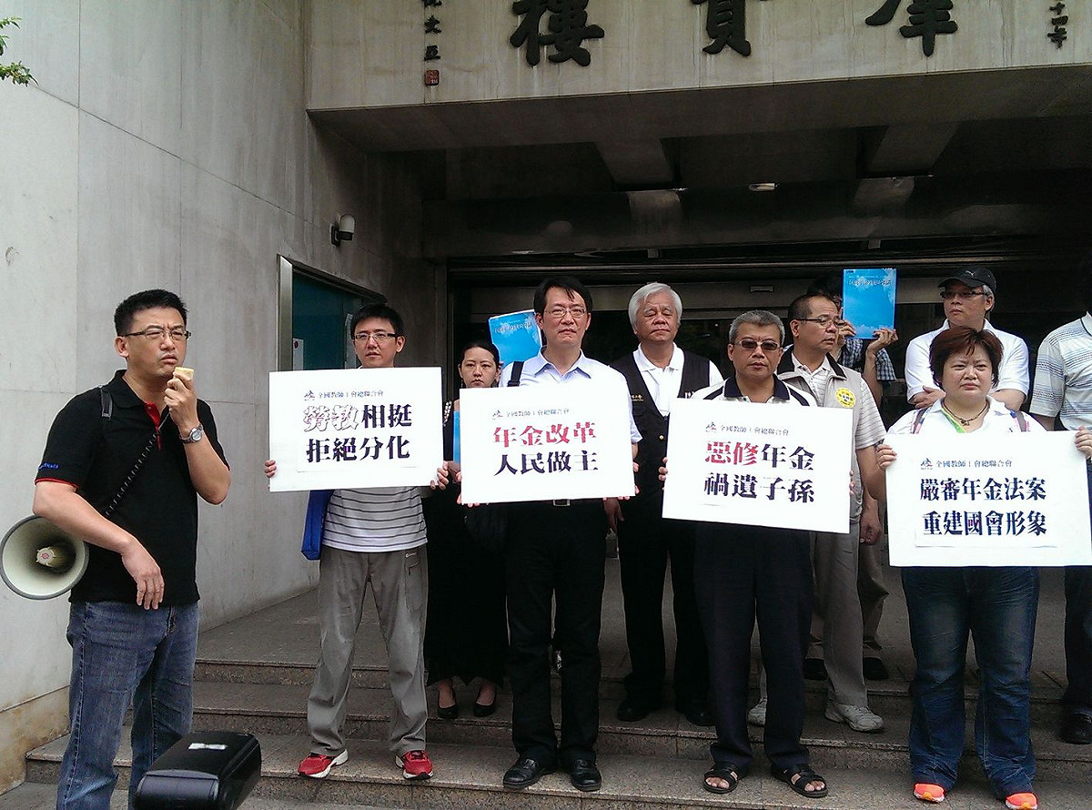 全國教師工會總聯合會特地於今(17)日在立院法群賢樓前舉行「抗議年金惡改記者會」。全教總理事長劉欽旭表示，年金改革抗爭像是在和「政府爛案」打棒球賽，必須完封它。圖：莊崇暉/攝