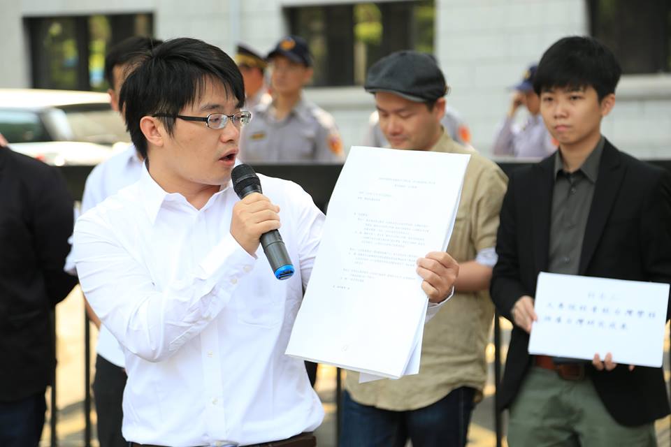 藍士博拿出一份教育部高中及國小國文領域檢核小組在2013年12月20日討論會的文件，會中決議將「中華文化基本教材」獨立成一科目。圖：林雨佑/攝