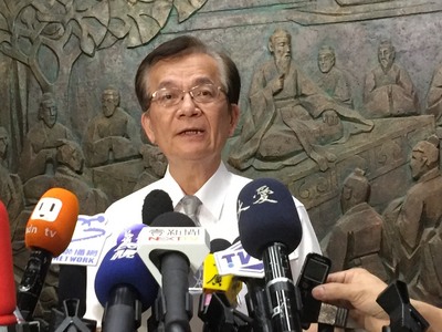 教育部19日晚間召開記者會，國教署副署長黃子騰說明會考英聽補救措施。圖：中央社