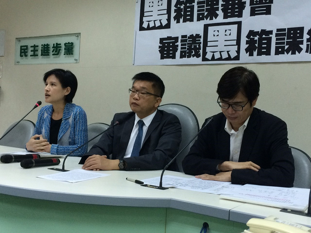 民進黨團27日上午召開記者會，批評教育部無視立院決議，堅拒公開課審會資訊。圖：符芳碩/攝