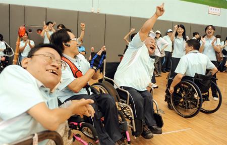 立院今天三讀通過「身心障礙者權益保障法」修正草案 ，明定身障者跨縣市搭乘大眾運輸工具全面半價。圖片：中央社資料照片。