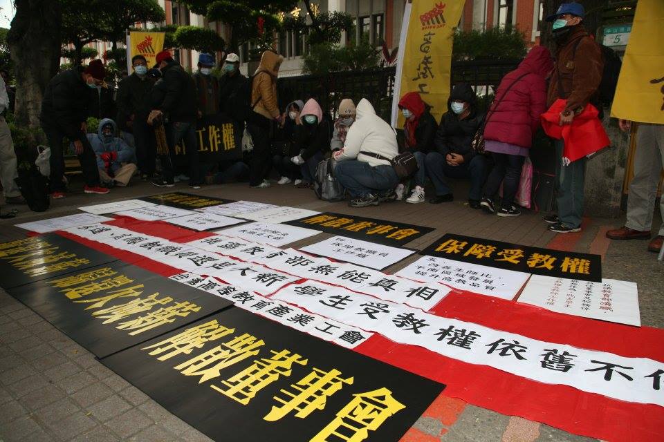 永達、高鳳30位老師目前正坐在教育部前門，等候教育部長蔣偉寧出面回應。圖2之2：林雨佑/攝