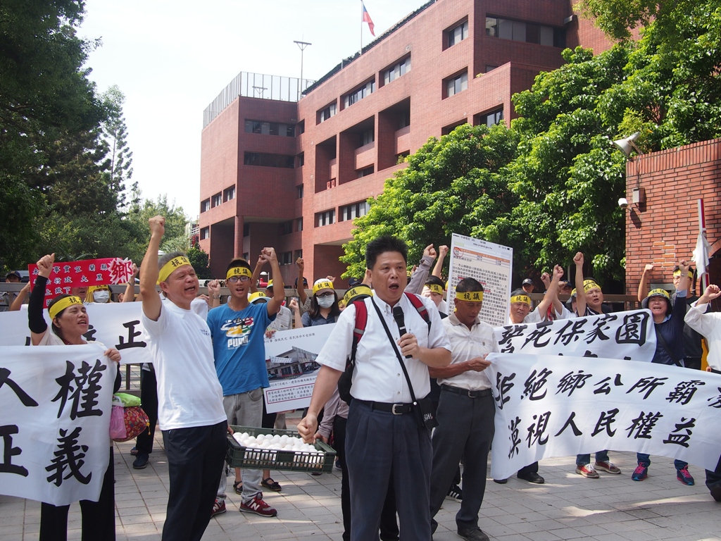 永安自救會居民於營建署外呼喊落實居住正義。圖:何星瑩/攝