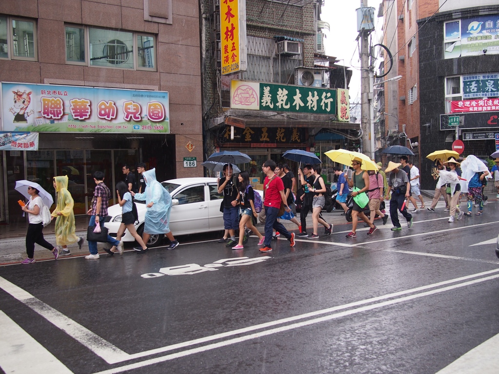 在捷運七張站往萬隆站的路上，開始下起陣雨。圖：何星瑩/攝