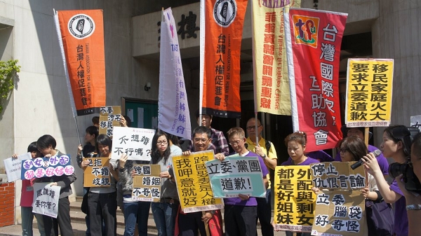 親民黨籍立法委員張曉風昨（22）日一席「剩女說」引發歧視新移民的批評，新移民團體、婦女團體今（23）日相約在立法院前抗議，她們要求張曉風及親民黨團出面道歉。圖片來源：台灣人權促進會提供