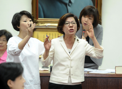 清大副教授祝平次今(17)日在課綱公聽會上發言，卻被藍委陳淑慧以「不符主題」為由打斷談話。圖：中央社。