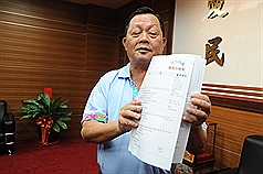 苗栗縣長劉政鴻（圖）遭壹週刊爆料，指他翹班泡溫泉，看見車禍又見死不救等。劉政鴻9日拿出資料逐一澄
清，稱去溫泉時已過了上班時間。圖：中央社