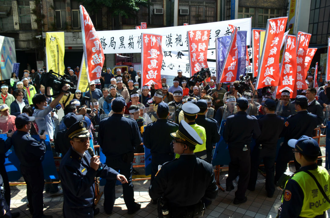 鳥店業者24日出動上百人集結在林務局門口，針對最新公告的鳥類販售規範草案表達抗議。圖：農委會提供。
