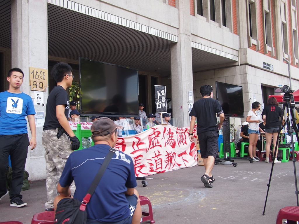 教育部長吳思華將於3日下午2時與反課綱學生、教師代表展開會談，除了有網路直播外，教育部也在占領現場架設直播電視。圖:何星瑩/攝