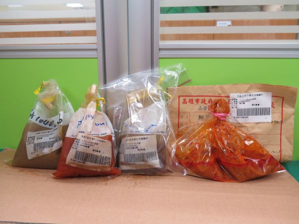 高雄市衛生局抽驗抽查攤商麵店使用的辣椒膏、醬油膏，有4件加過量防腐劑。圖：高雄衛生局提供