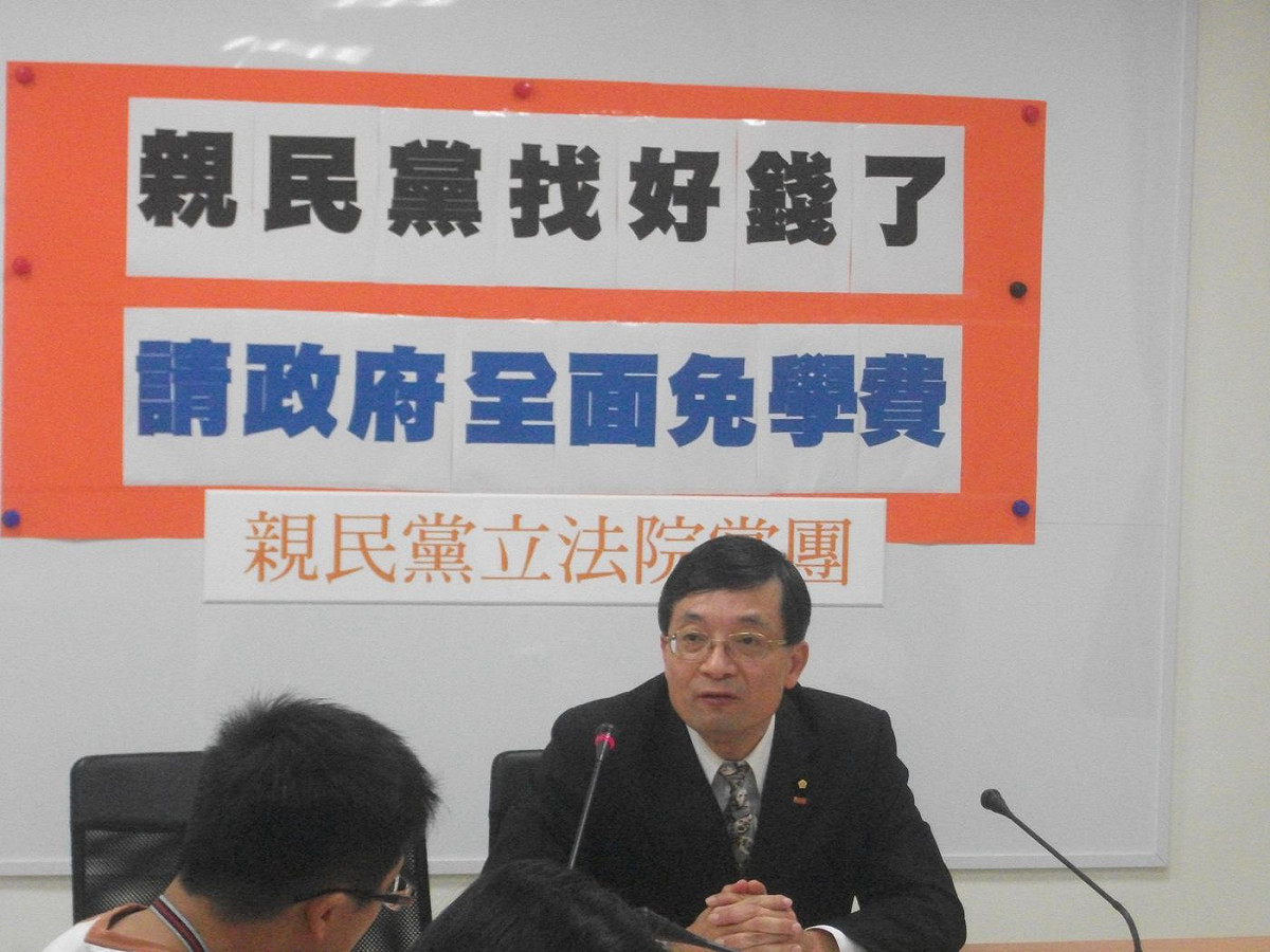 親民黨立委李桐豪今（21）日表示，只要政府撙節中央總預算千分之1.3，或者從菸捐撥補，就可補上25.2億的財政缺口，實施12年國教高中高職全面免學費。圖：涂鉅旻/攝