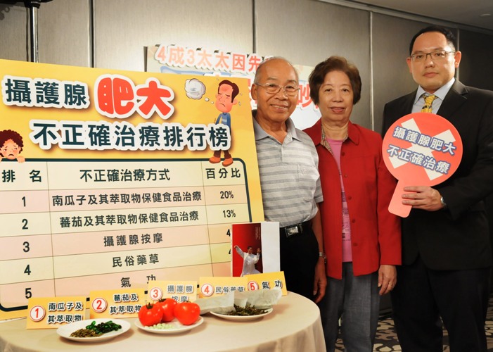 馬偕紀念醫院泌尿科主治醫師蔡維恭醫師(左)表示，今(19)日出席記者會的江先生(中)已有明顯排尿問題，若繼續拖延治療，恐引發嚴重併發症。圖：黃彥瑄/攝
