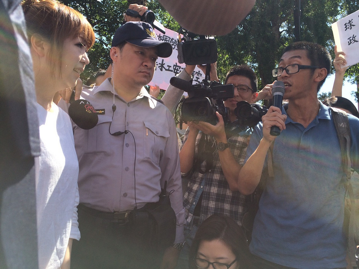 行政院教育科學文化處科長出面接見抗議學生，卻表示無法回應，引發學生不滿。圖：楊淳卉/攝