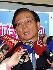 教育部長吳清基24日參加防制校園霸凌會議時說，防制霸凌需「標本兼治」，他同時澄清「放炮炸老師」事件，其實只是整人玩具惹的禍。圖片來源：中央社