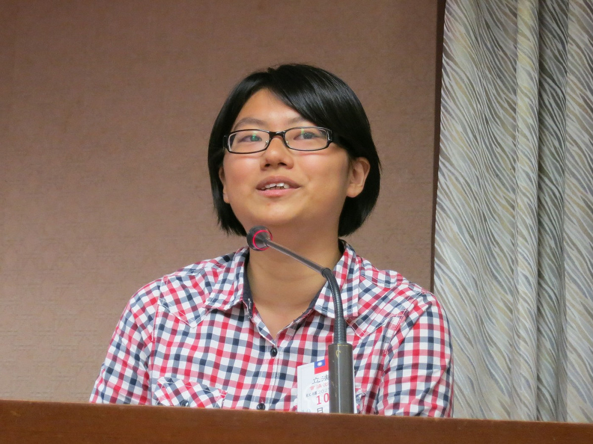 振聲中學「烢報」前總編輯周香羽同學1日說明當初與校方衝突的情形。圖：林朝億/攝影