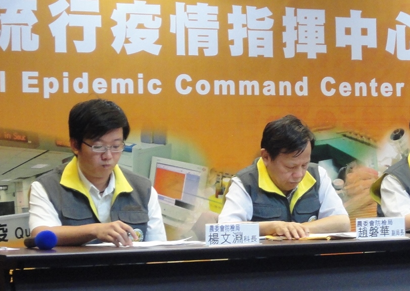 農委會防檢局今（6）對外說明，日前在花蓮縣2肉鴨場檢測出H5N2及H5N3亞型禽流感病毒，卻未發布新聞警訊一事。由左至右分別為，農委會防檢局科長楊文淵、農委會防檢局副局長趙磐華。圖：沈妤宣/攝