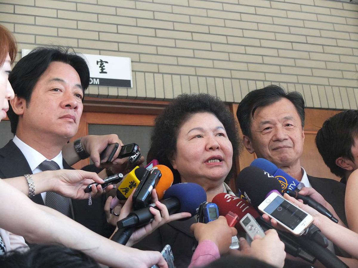高雄市長陳菊6日表示，就選書衍生的費用，行政院允諾支付相關費用，但遭行政院否認，只說要「妥善處理」。圖：翁嫆琄/攝