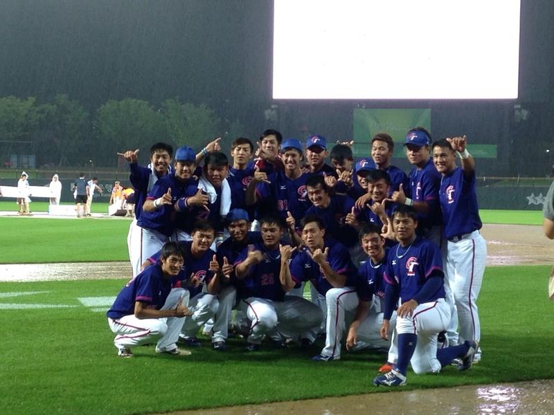 世大運棒球金牌戰，台灣隊與日本隊原訂台灣時間11日晚間6時交手，但比賽因雨一延再延，最後取消，大會宣布中華隊與日本兩隊並列金牌。圖：中央社