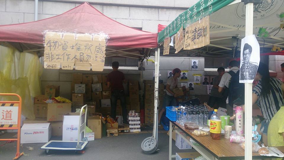 許多支持民眾到場發表言論，廣場內更設有服務站和物資補給區，供民眾和學生取用。圖：王子軒/攝