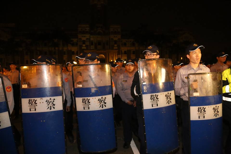 警方凌晨3點30分以優勢警力，驅離凱道上的群眾。圖：林雨佑/攝