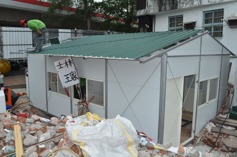 文林苑王家今(25)日原地搭建組合屋，過程未遭阻撓，組合屋大致架構已於下午完成。 圖片：沈朋達/攝。