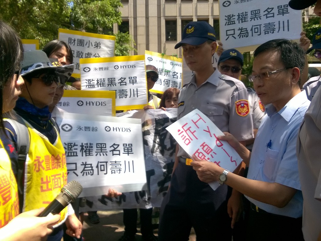 民團要求內政部出面，卻迎來移民署官員，引發他們強烈不滿。圖：何星瑩/攝