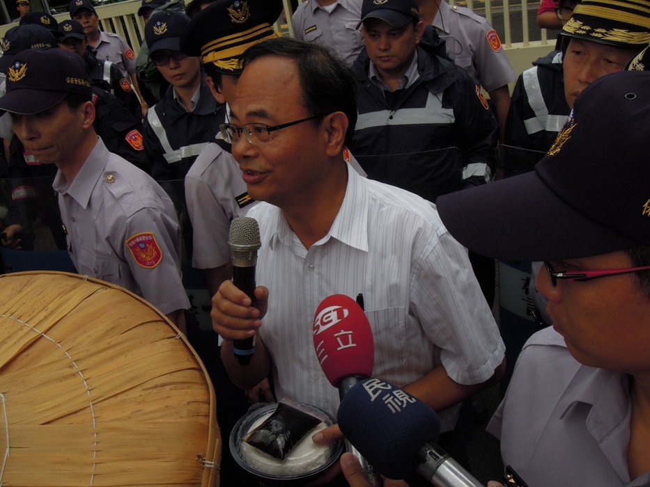 苗栗大埔遭限拆的4農戶之一張森文太太親手製作手工豆腐腦和綠豆湯，準備送給行政院長江宜樺和辛勞的員警們，希望政院代大埔農民主持公道，政風處科長張世仁下午2點出面代為接受。圖：謝莉慧/攝