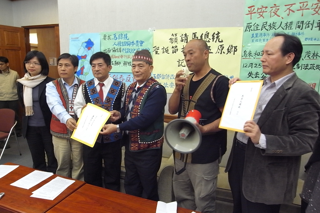 記者會結束後一行人馬上殺到總統府，要把手中的陳情書送進10日才大張旗鼓成立的總統府人權諮詢委員會。圖片：楊宗興/攝