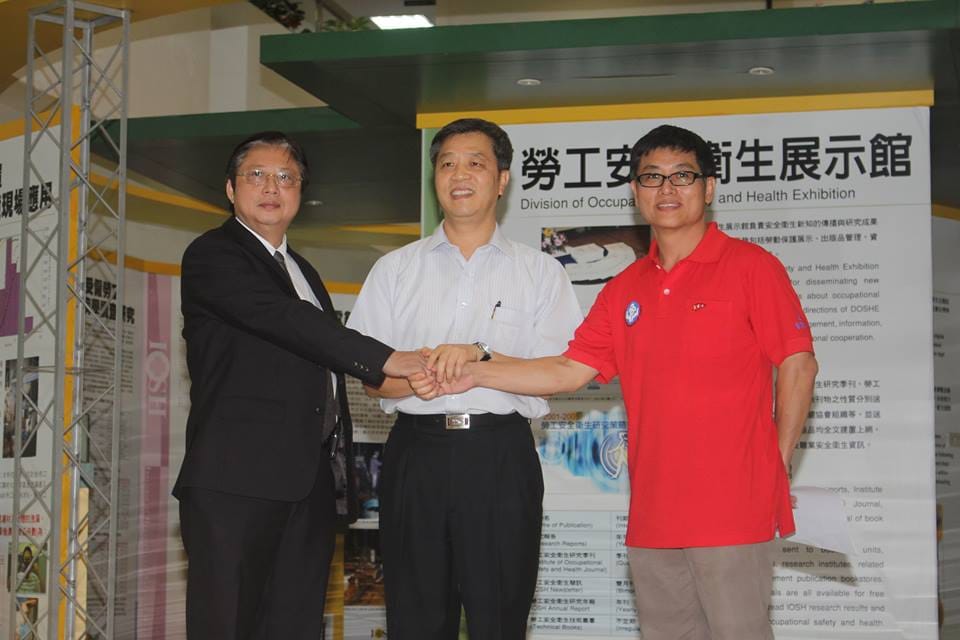記者會後，資方委員、中華民國全國工業總會監事蔡穗（左）和勞方委員、台灣總工會策略委員會委員邱創田（佑）兩人握手。圖：林雨佑/攝