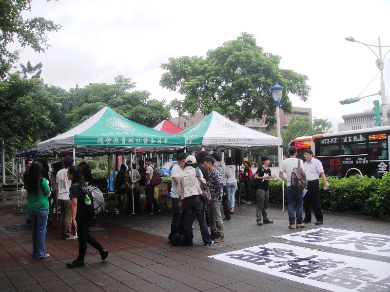 學生在凱道對面的張榮發基金會前，搭起遮棚，準備死守到明天(10日)早上，前往國慶大典抗議。圖5之2：王立柔/攝
