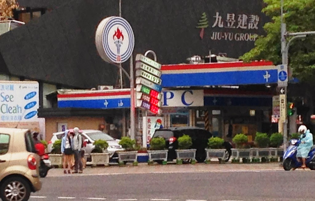 台灣中油公司宣布，依浮動油價機制計算，3日起汽、柴油價格每公升調降0.4元。圖：新頭殼資料照片