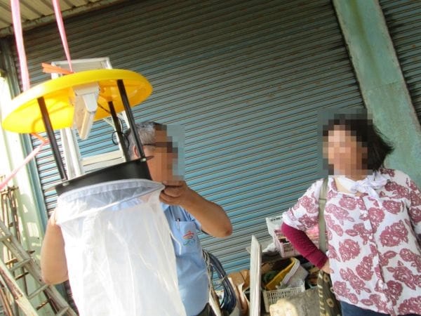 高雄市出現第3例本土日本腦炎，疫調人員在個案租屋處以捕蚊燈誘捕到三斑家蚊。圖：高雄市衛生局提供