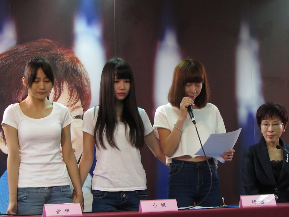 中職桃猿啦啦隊（LamiGirls）裡的伊伊、梓甯與小帆，3位人氣正妹組了個「伊梓帆」偶像團體，幫條仔姊拍攝月曆助選，引起部分鄉民撻伐，條仔姊還召開記者會相挺。 圖：新頭殼資料照片