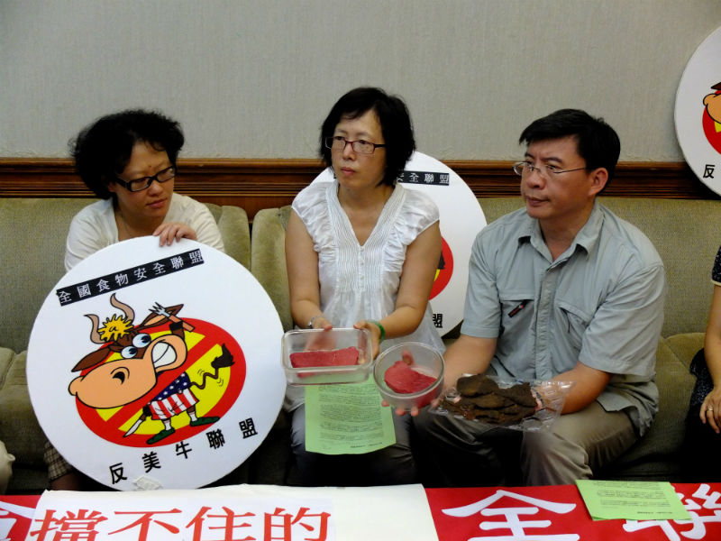 全國食安聯盟今天在立法院展示從市場購買的牛肉產品，質疑這些肉品皆未標示產地，民眾該如何選擇。聯盟質疑，馬政府聲稱人民可以選擇不吃就好的說法根本無法實行。圖：翁嫆琄/攝。