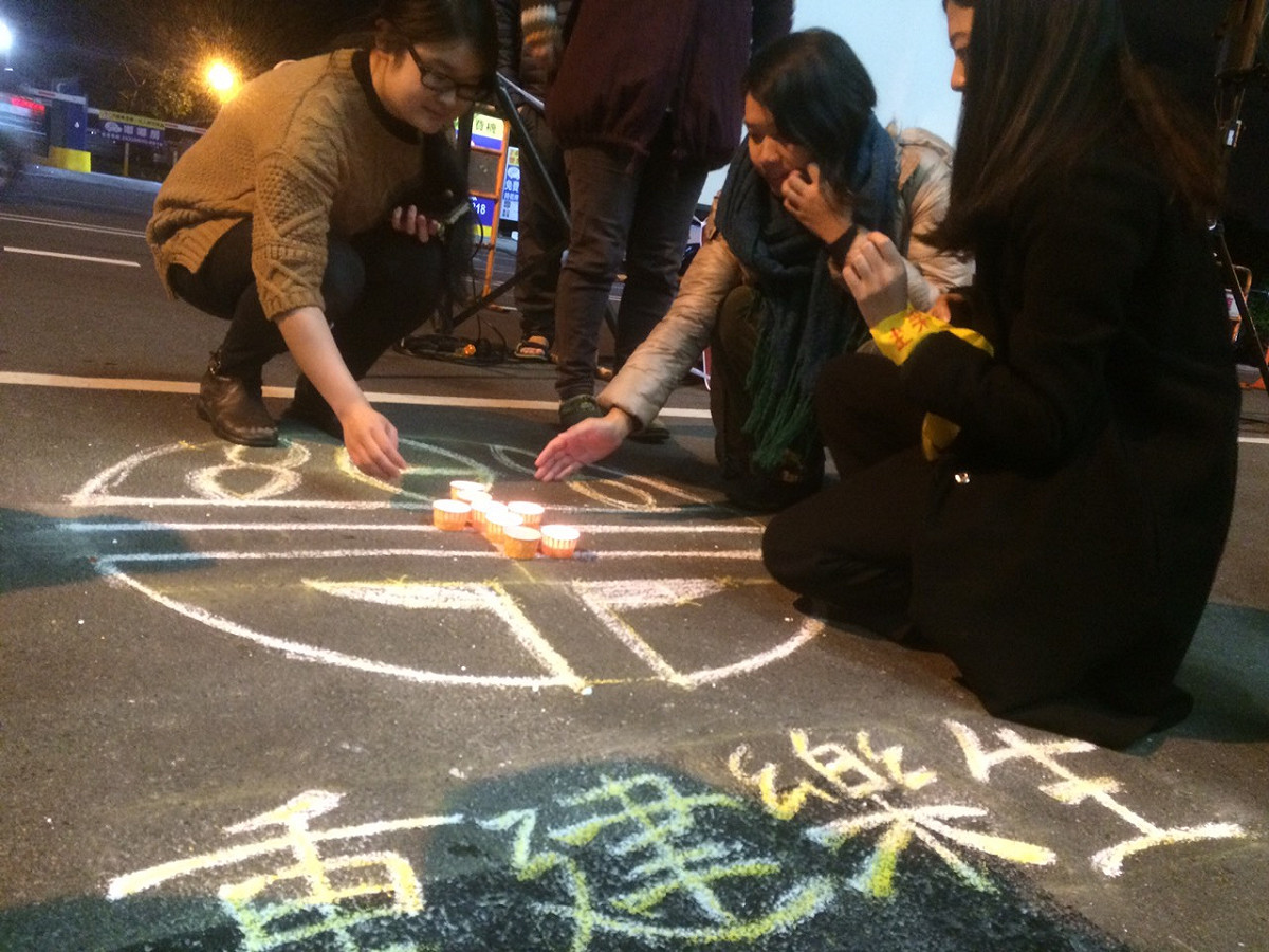 樂生青年聯盟18日晚間來到民進黨總統候選人蔡英文競選總部前，舉行「追討正義，點亮樂生」電影放映會。圖：楊淳卉/攝