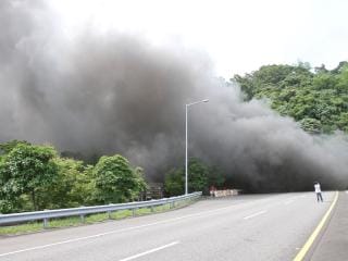 國道5號雪山隧道今日發生重大追撞事故，造成大客車起火燃燒，大量濃煙一度從南口竄出。圖片來源：中央社。