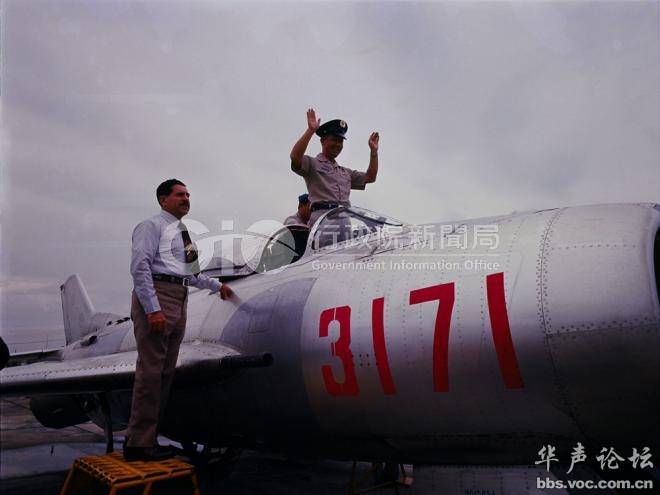 1977年7月9日高中聯考前兩天，匪軍戰鬥機駕駛員范園焱，駕米格十九軍機叛逃來台。北區高中聯招會為了拍政治馬屁，臨時將此事件列入作文題目。但這些十五歲上下的國中畢業生，很多都不知道「米格機」是一種戰鬥機，只好把「米格機」當成一個人。圖為當時行政院新聞局發布之照片。圖：翻攝網路